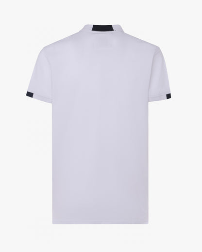 Piqué polo shirt with details on the neck 