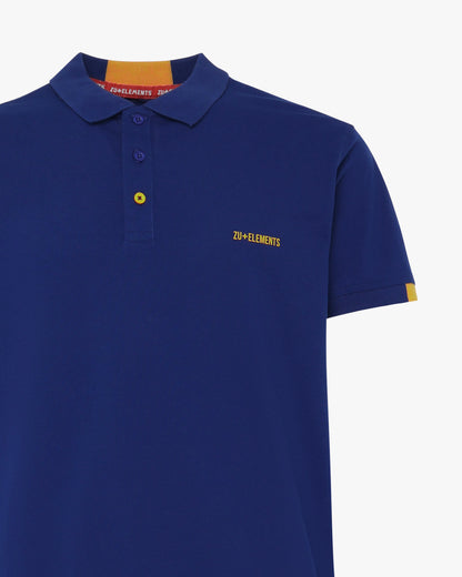 Piqué polo shirt with details on the neck 