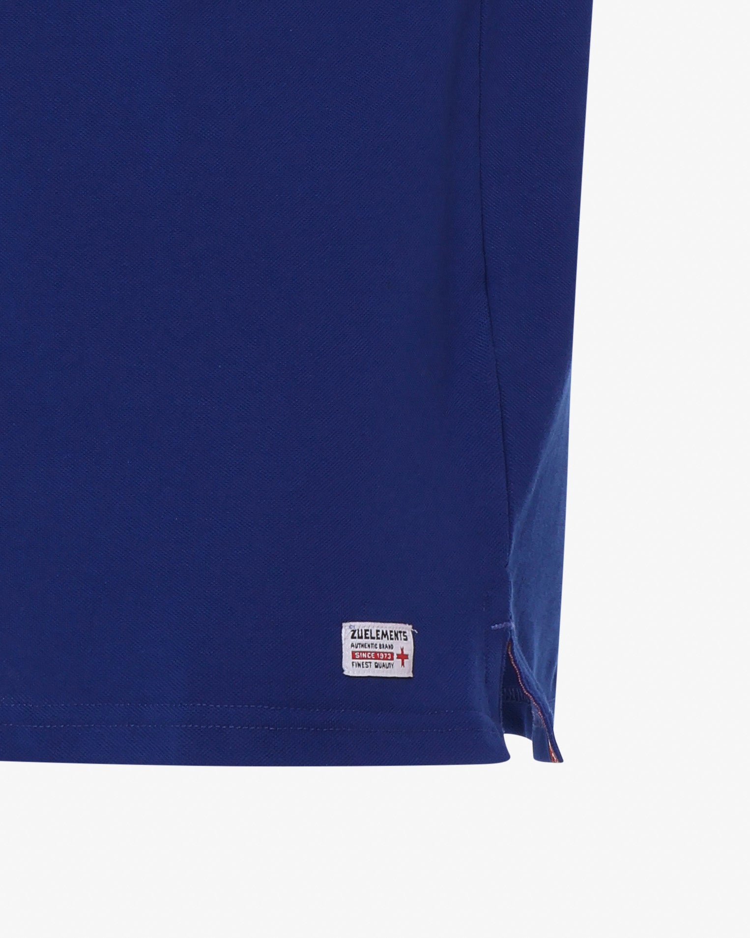 Piqué polo shirt with details on the neck 