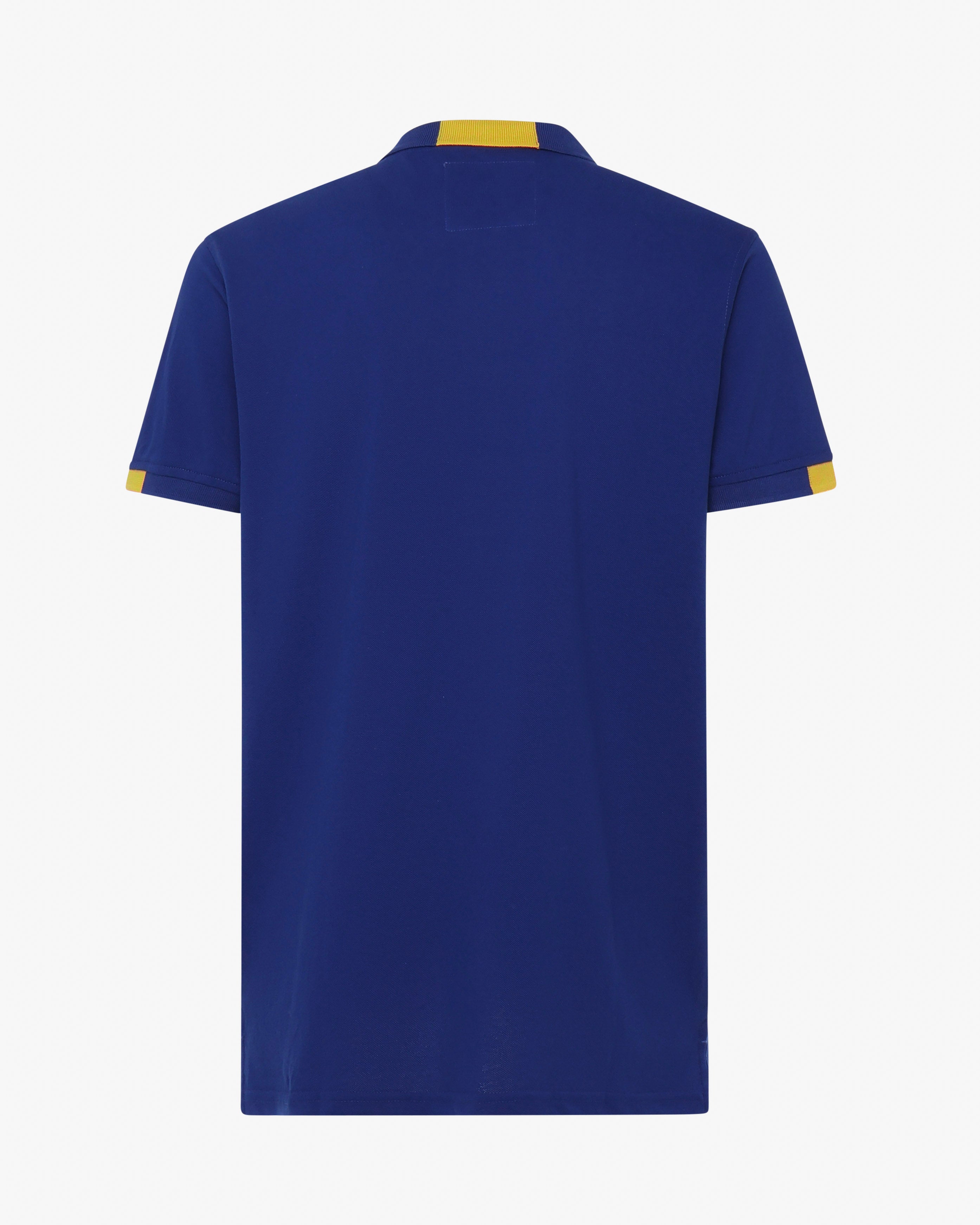 Piqué polo shirt with details on the neck 