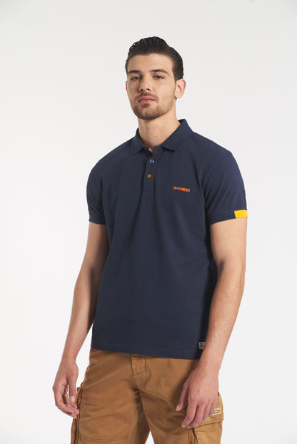 Piqué polo shirt with details on the neck 