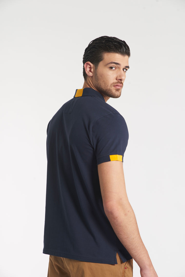 Piqué polo shirt with details on the neck 