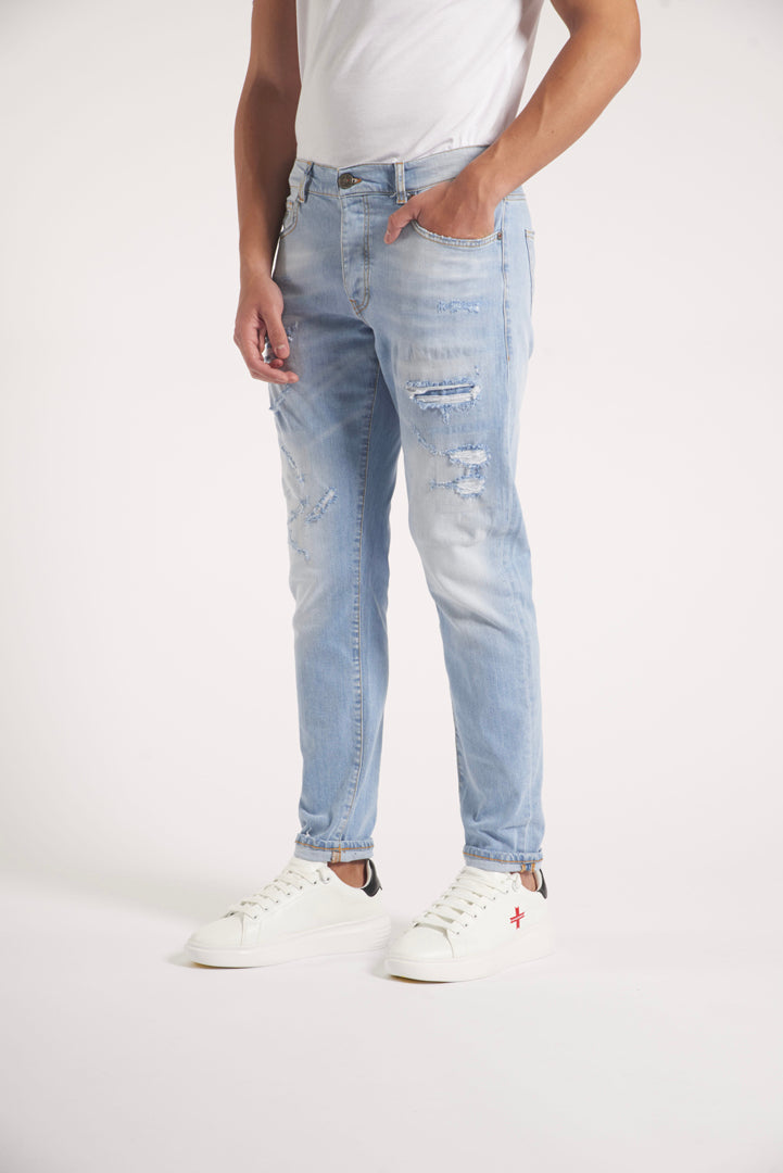 Jeans slim con rotture